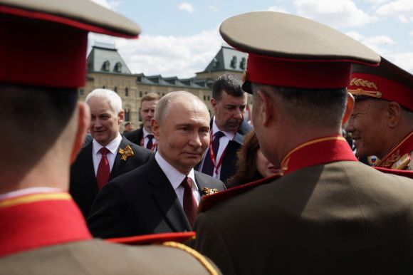 9일(현지시간) 러시아의 심장인 붉은광장에서 제2차 세계대전 승리(전승절) 80주년을 기념하는 대규모 열병식이 열린 가운데, 블라디미르 푸틴 대통령이 행사에 참석한 북한군 대표단과 악수하고 있다. 2025.5.9 모스크바 로이터 연합뉴스