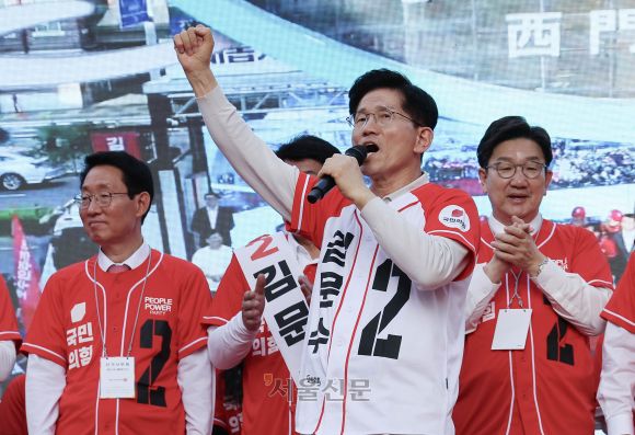 김문수 국민의힘 대선 후보가 12일 오후 대구 서문시장에서 열린 유세에서 시민들에게 지지를 호소하고 있다.  2025.5.12. 안주영 전문기자