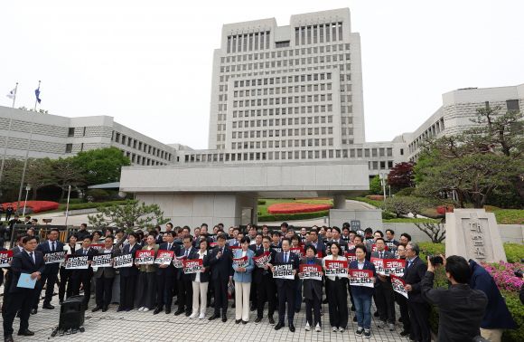 ‘우리 편에 유리하면 좋은 법, 불리하면 나쁜 법’이라는 집단주의에 빠져 한국 정치가 사법권을 예사로 흔들고 있다는 지적이 높아진다. 사진은 지난 2일 대법원 앞에서 민주당 의원들이 대법원 판결을 규탄하는 모습. 연합뉴스