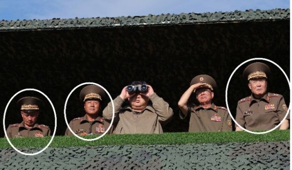 김정은과 나란히 선 ‘러시아 파견 북한군 장성 3명’. 왼쪽부터 신금철, 김영복, 리창호의 모습. 연합뉴스