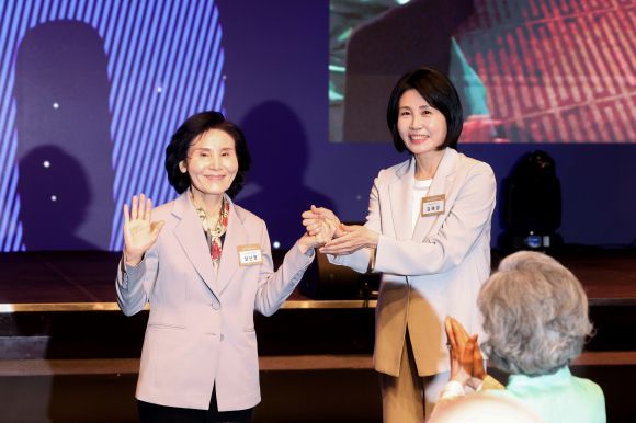 김문수 국민의힘 대선 후보의 부인 설난영(왼쪽)씨, 이재명 더불어민주당 대선 후보의 부인 김혜경씨가 12일 서울 중구 신라호텔에서 열린 조계종 중앙신도회 창립 70주년 기념식에서 함께 인사하고 있다. 연합뉴스