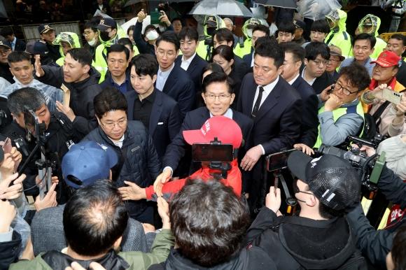 국민의힘 김문수 대선 후보가 10일 서울 여의도 국민의힘 중앙당사 앞 지지자들을 만나 인사하고 있다. 2025.5.10 김문수 후보 캠프 제공