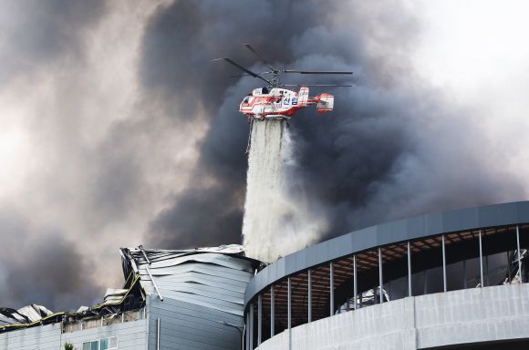 이천 물류센터 화재 진화작업 하는 소방헬기 - 13일 경기도 이천시 부발읍 소재 대형 물류센터에서 불이 나 소방헬기가 진화작업을 하고 있다. 2025.5.13 연합뉴스