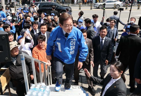 이재명 더불어민주당 대선 후보가 13일 경북 구미역 광장에서 열린 집중유세에 참석하기 위해 연단에 오르고 있다. 2025.5.13 구미 홍윤기 기자