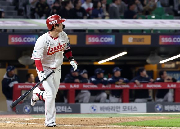 KBO 최초 500홈런 최정, 넘어갔다! - 13일 인천SSG 랜더스필드에서 열린 ‘2025 신한 SOL뱅크 KBO리그’ NC 다이노스와 SSG 랜더스의 경기, SSG 최정이 6회말 2사 1루 동점 2점 홈런을 터뜨리며 개인 통산 500홈런을 기록하고 있다. 2025.5.13 뉴스1