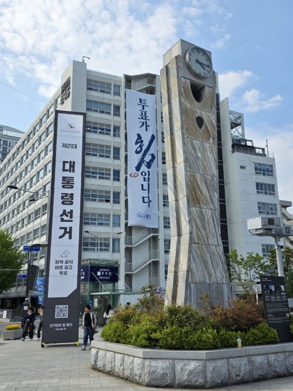 1980년 5월 당시 계엄군의 기총소사를 받았던 전일빌딩245 건물과 금남로 일대. 광주광역시 제공