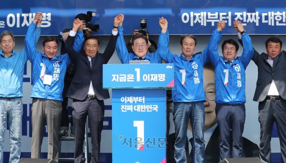 이재명 구미역광장 유세 - 더불어민주당 이재명 대선후보가 13일 경북 구미역광장에서 열린 집중유세에 참석하며 권오을 중앙선거대책위원회 국민대통합위원장 등과 함께 인사하고 있다. 2025.5.13 구미 홍윤기 기자