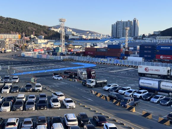 확장 공사를 완료한 부산 신선대 부두 앞 도로. 부산항만공사 제공
