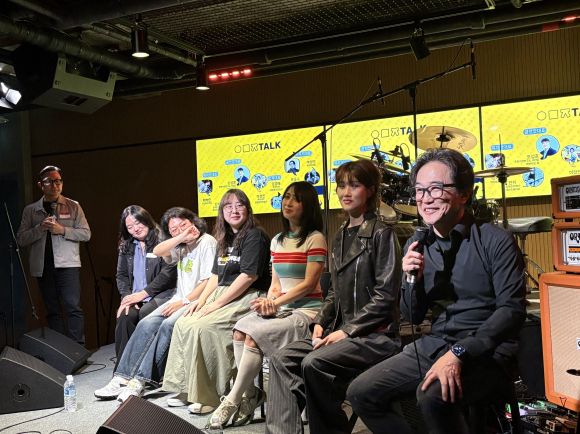 윤종수 변호사(맨 오른쪽)가 지난 4월 26일 서울 마포구 상수동 공연장 ‘우무지’를 처음으로 공개하면서 뮤지션과 커뮤니티 관계자 등과 대담을 하는 모습. 우무지 제공