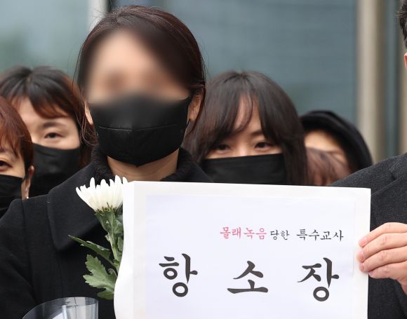 항소장 제출하는 특수교사 A씨 - 웹툰 작가 주호민 씨의 아들을 정서적으로 학대한 혐의로 1심에서 유죄 판단을 받은 특수교사 A씨가 6일 오전 경기도 수원시 영통구 수원지방법원에서 항소장을 제출하고 있다. 1심 법원은 지난 1일 A씨에게 벌금 200만원의 선고를 유예했다. 2024.2.6 연합뉴스