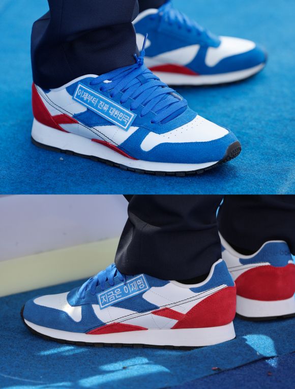 이재명 더불어민주당 대통령 후보가 공식 선거운동 첫날인 12일 ‘이제부터 진짜 대한민국’, 지금은 이재명‘이라는 문구가 붙은 운동화를 신고 있다. 2025.5.12 뉴스1