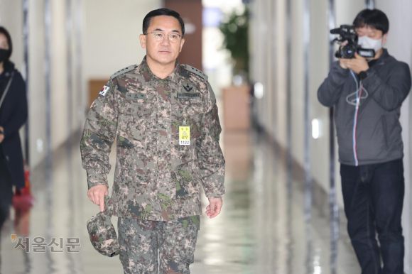 여인형 전 국군방첩사령관이 7일 오전 서울 여의도 국회에서 열린 정보위원회 전체회의에 출석하고 있다. 2024.12.7 국회사진기자단