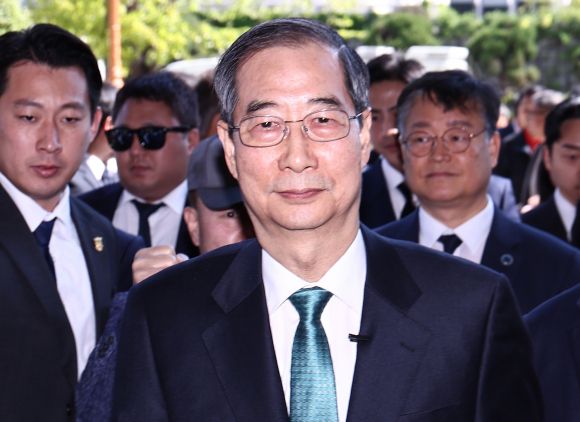 한덕수 전 국무총리가 2일 오전 서울 여의도 국회에서 ‘국민께 드리는 약속’을 주제로 제21대 대통령 선거 출마를 선언하기 위해 소통관에 입장하고 있다. 2025.5.2 뉴스1