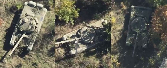 우크라이나군 드론으로 항공 촬영된 러시아의 짝퉁 T-72 탱크들. 자료사진