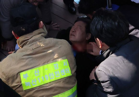 응급처치 받는 이재명 - 더불어민주당 이재명 대표가 2일 오전 부산 강서구 가덕도 대항전망대에서 흉기에 피습 당한 뒤 도착한 소방대원으로부터 응급처치를 받고 있다. 2024.1.2 연합뉴스
