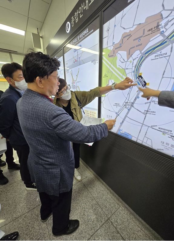 지난 5월 초 서울대벤처타운역 출입구 신설 타당성 용역과 관련한 종합 검토 회의에 참석한 유정희 의원