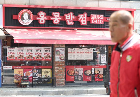 ‘더본코리아’ 소속 브랜드 매장 최대 50% 할인 행사 - 백종원 더본코리아 대표가 방송 활동 중단을 선언하고 300억원 규모의 가맹점 상생 지원책을 발표한 뒤 13일부터 소속 브랜드 매장이 최대 50% 할인 행사에 들어갔다. ﻿이날 서울의 한 홍콩반점 매장에 할인 안내문이 붙어 있다. 연합뉴스