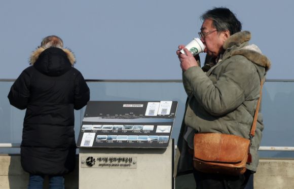 지난 1월 12일 경기 김포시 애기봉평화생태공원 조강전망대를 찾은 한 일본인 관광객이 커피를 마시고 있다. 뉴스1 자료사진