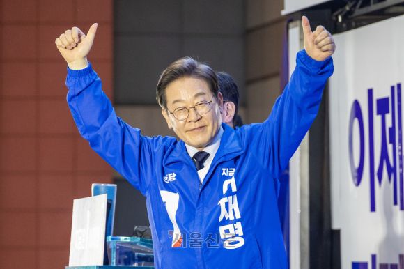 이재명 더불어민주당 대선 후보가 13일 울산 남구 롯데백화점 울산점 광장에서 시민들에게 지지를 호소하고 있다.  2025.5.13. 홍윤기 기자
