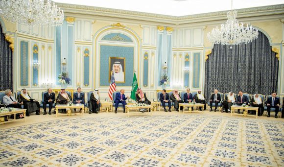 13일(현지시간) 도널드 트럼프 미국 대통령과 수행 대표단이 리야드 왕궁에서 무함마드 빈 살만 사우디 왕세자의 환대를 받고 있다. 2025.5.13 리야드 UPI 연합뉴스(사우디 외무부 제공)