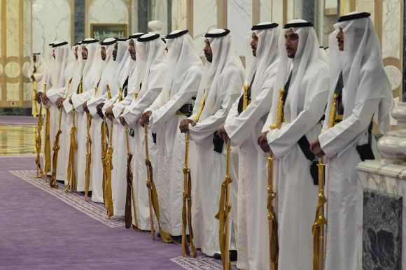 13일(현지시간) 사우디아라비아 리야드 왕궁에서 황금빛 검을 든 사우디 전통 의장대원들이 도널드 트럼프 미국 대통령과 무함마드 빈 살만 왕세자를 맞이하기 위해 도열해있다. 2025.5.13 리야드 AP 연합뉴스