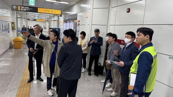 지역주민 및 관계자들과 현장을 살피는 유정희 의원