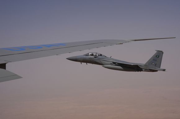 13일(현지시간) 사우디아라비아왕립공군 소속 F-15 전투기가 도널드 트럼프 미국 대통령 전용기(에어포스원)을 호위하고 있다. 2025.5.13 AP 연합뉴스