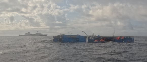 13일 오후 6시 11분쯤 동중국해 서귀포 남서쪽 563㎞ 해상에서 침수 사고가 발생한 ‘887어진호’의 모습. 제주지방해양경찰청 제공