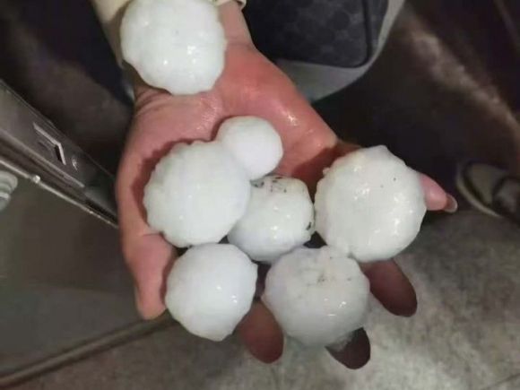 13일 저녁 베이징에 쏟아진 우박. 웨이보 캡처