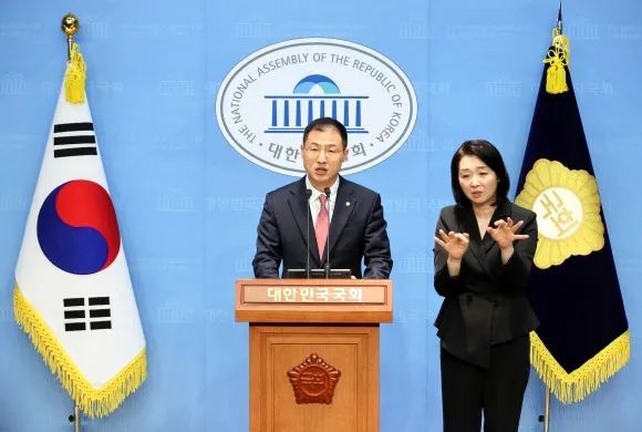 국민의힘을 탈당한 무소속 김상욱 의원이 15일 서울 여의도 국회 소통관에서 더불어민주당 이재명 대선 후보에 대한 지지를 선언하고 있다. 연합뉴스