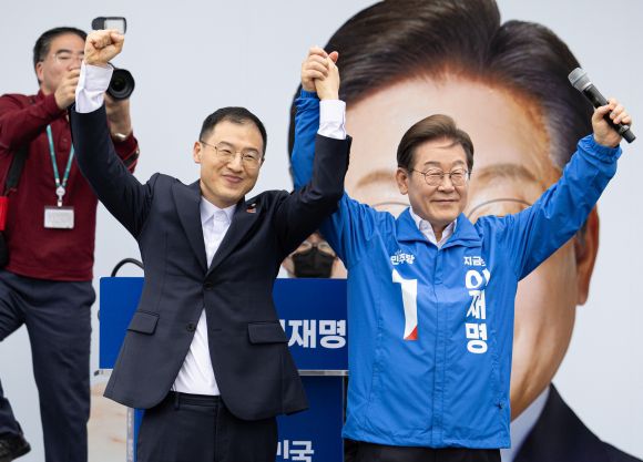 무소속 김상욱 의원과 익산에서 만난 이재명 후보 - 이재명 더불어민주당 대선 후보가 16일 전북 익산시 익산역 동부광장에서 열린 유세에서 무소속 김상욱 의원과 손을 들어 인사하고 있다. 연합뉴스