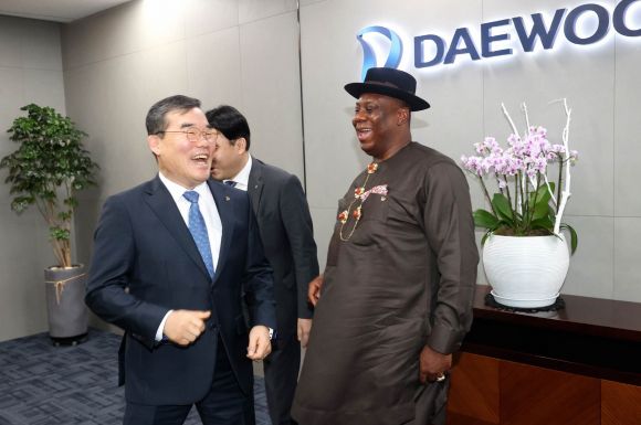 지난 2월 5일 김보현(왼쪽 첫 번째) 대우건설 사장이 나이지리아 DECN법인 조셉회장과 면담했다. 대우건설 제공