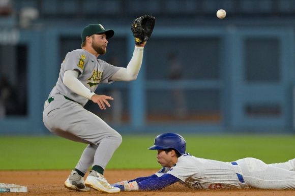 LA 다저스 김혜성이 16일(한국시간) 미국 캘리포니아주 로스앤젤레스 다저스타디움에서 열린 2025 미국프로야구 메이저리그(MLB) 애슬레틱스와의 홈 경기에서 도루하고 있다. 로이터 연합뉴스