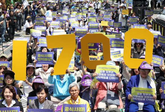 14일 서울 종로구 주한일본대사관 인근에서 ‘1700차 일본군 성노예제 문제 해결을 위한 정기 수요시위’가 열리고 있다. 2025.5.14 연합뉴스