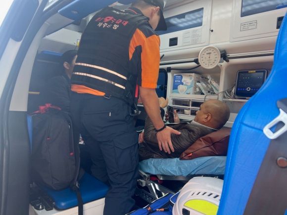 APEC 의무실에서 119직원들이 필리핀 외교부 40대 직원(49·남)이 두통 등의 이상증세를 보여 방문하자 상담후 병원으로 이송하고 있다. 제주도 제공