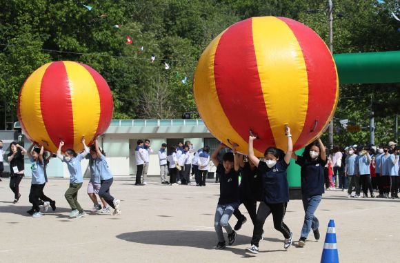 3일 서울 동작구 본동초등학교에서 열린 ‘본동 놀이 한마당’ 운동회에서 학생들이 슈퍼볼 나르기를 하고  있다. 기사와 관련 없음. 2023.05.03 뉴시스