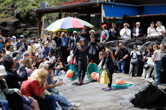 제주도가 국제회의 참가자들을 위해 총 19회에 걸친 문화관광투어를 실시해 제주의 자연환경과 전통문화의 우수성을 알렸다. 사진은 성산일출봉에서 소개된 해녀물질 모습. 제주도 제공