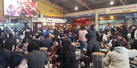 예산상설시장인 장옥 마당에 방문객이 가득 들어차 있다. 일부는 가게에서 부속고기 등을 산 뒤 구이 테이블이 나기를 기다리고 있다. 이천열 기자