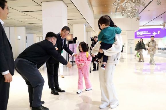 지난 1월 시무식을 맞아 김보현(왼쪽 세 번째) 대우건설 사장이 새해 출근하는 임직원과 인사하며 어린이집에 등원하는 직원 가족과 인사하고 있다. 대우건설 제공