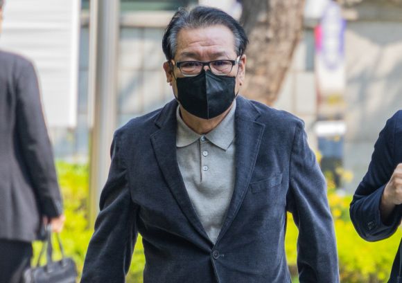 ‘건진법사’ 전성배씨 - 억대 불법 정치자금 수수 혐의로 불구속 기소된 무속인 ‘건진법사’ 전성배씨가 12일 서울 양천구 서울남부지방법원에서 열린 두 번째 공판에 출석하고 있다.  뉴스1