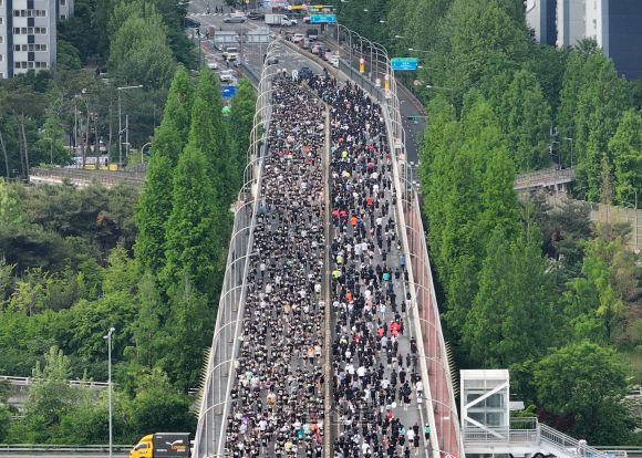 2025 서울신문하프마라톤이 열린 17일 서울 마포구 가양대교에서 참가자들이 힘차게 달리고 있다. 2025.5.17 오장환 기자