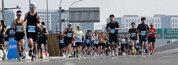 2025 서울신문하프마라톤이 열린 17일 서울 마포구 가양대교에서 참가자들이 힘차게 달리고 있다. 2025.5.17 오장환 기자