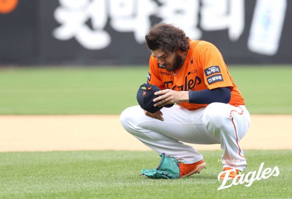 한화 이글스의 외국인 에이스 코디 폰세(31)가 17일 대전 한화생명 볼파크에서 열린 2025 신한 SOL 뱅크 KBO리그 SSG 랜더스와 더블헤더 1차전에서 8회까지 2안타 무실점으로 막으며 삼진 18개를 뽑았다. 폰세가 17번째 삼진을 기록한 직후 감격의 눈물을 흘리고 있다.  2025.5.17  한화 이글스 제공
