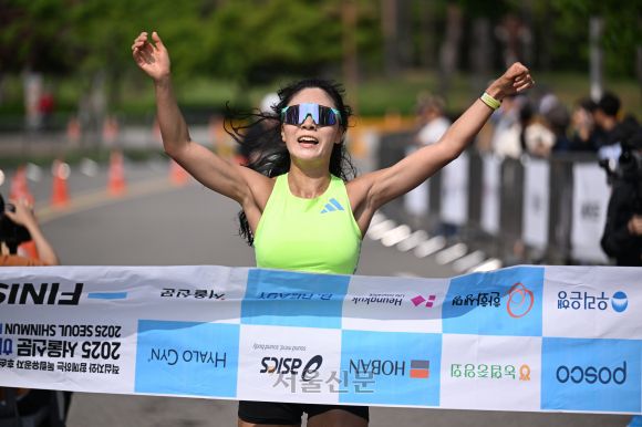 ‘2025 서울신문 하프마라톤대회’ 10km 코스 여자 부문 우승자 최영주씨