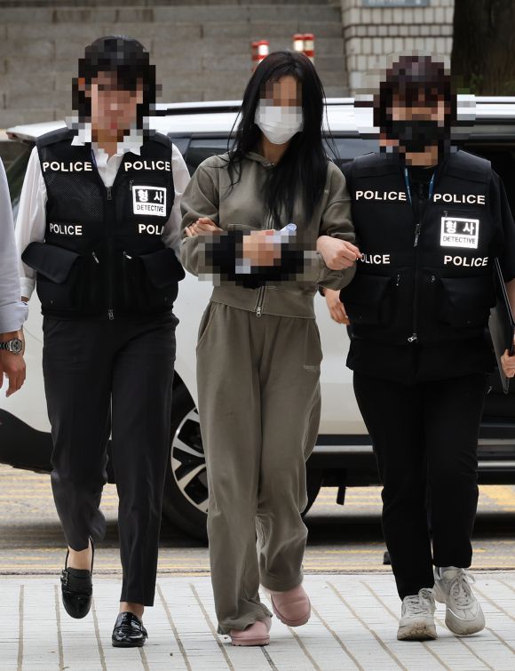 손흥민에 ‘임신 협박’ 구속심사 - 축구 국가대표팀 주장 손흥민의 아이를 임신했다고 주장하며 손씨에게 돈을 뜯어내려 한 20대 여성 양모씨가 17일 영장실질심사를 받기 위해 서울중앙지법에 들어서고 있다. 2025.5.17 연합뉴스