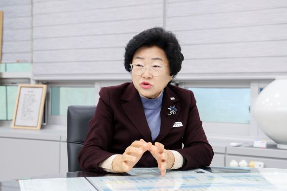 김경희 경기 이천시장이 18일 시장실에서 가진 서울신문과의 인터뷰에서 이천의 도시 경쟁력 강화 방안 등에 대해 설명하고 있다. 이천시 제공