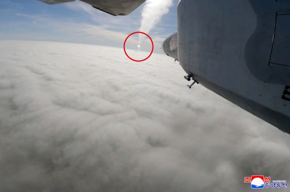 북한 김정은, 공군 방공·공습훈련 지도 - 김정은 북한 국무위원장이 지난 15일 제1공군사단 관하 비행연대를 방문해 공군 반항공(방공)전투 및 공습 훈련을 지도했다고 조선중앙통신이 17일 보도했다. 2025.5.17 평양 조선중앙통신 연합뉴스