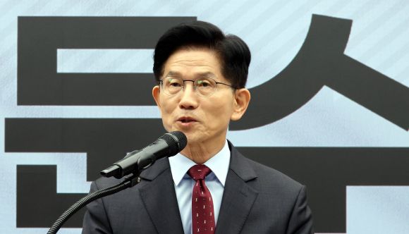 김문수 대선 후보 ‘새롭게 대한민국’ 경제 공약 발표 - 국민의힘 김문수 대선후보가 18일 서울 여의도 국민의힘 중앙당사에서 ‘경제를 판갈이 합니다-새롭게 대한민국’ 경제 공약을 발표하고 있다. 2025.5.18 공동취재