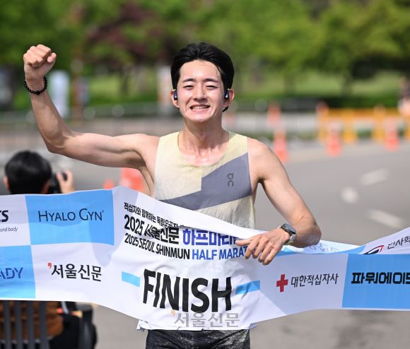 ‘2025 서울신문 하프마라톤대회’ 10km 코스 남자 부문 우승자 김진명씨