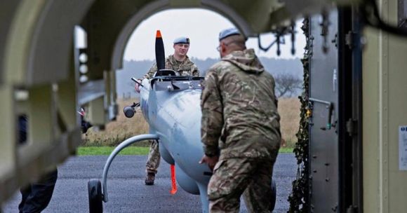 영국 군인들이 이스라엘제 헤르메스 450 기반 장기체공(MALE) 드론인 워치키퍼를 옮기고 있다. 출처=RUSI